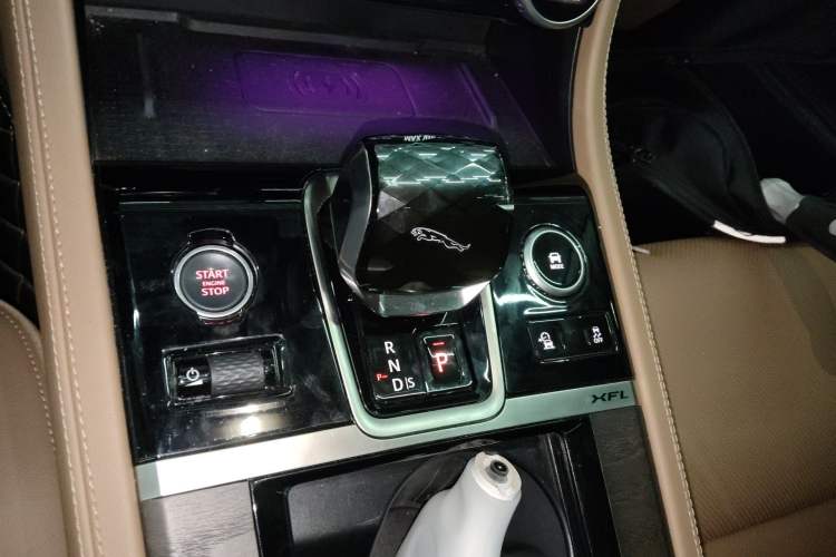 Used Jaguar XFL 2024 2.0T P250 Two-Wheel Drive Prestige Luxury Edition Gear Lever