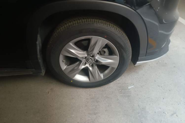 Used Toyota Highlander 2017 2.0T Four-Wheel Drive Luxury Edition 7 Seats Right Front Wheel Hub