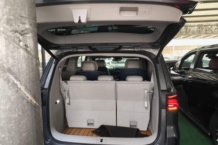 Used Roewe iMAX8 2022 400TGI Prestige Edition Trunk