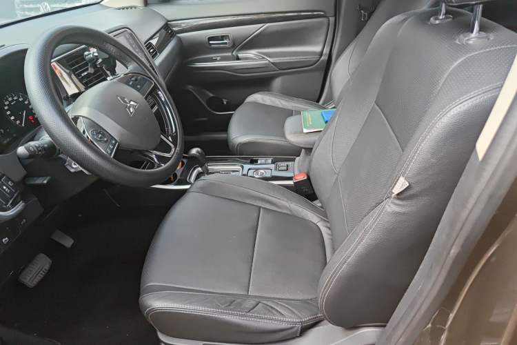 Used Mitsubishi Outlander 2018 2.4L 4x4 Luxury Edition 7-Seater
