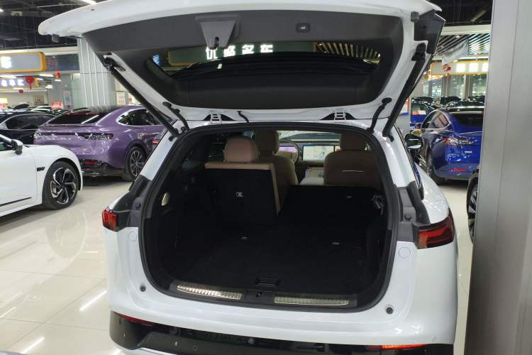 Used XPeng G9 2025 625 Long-Range Max Trunk