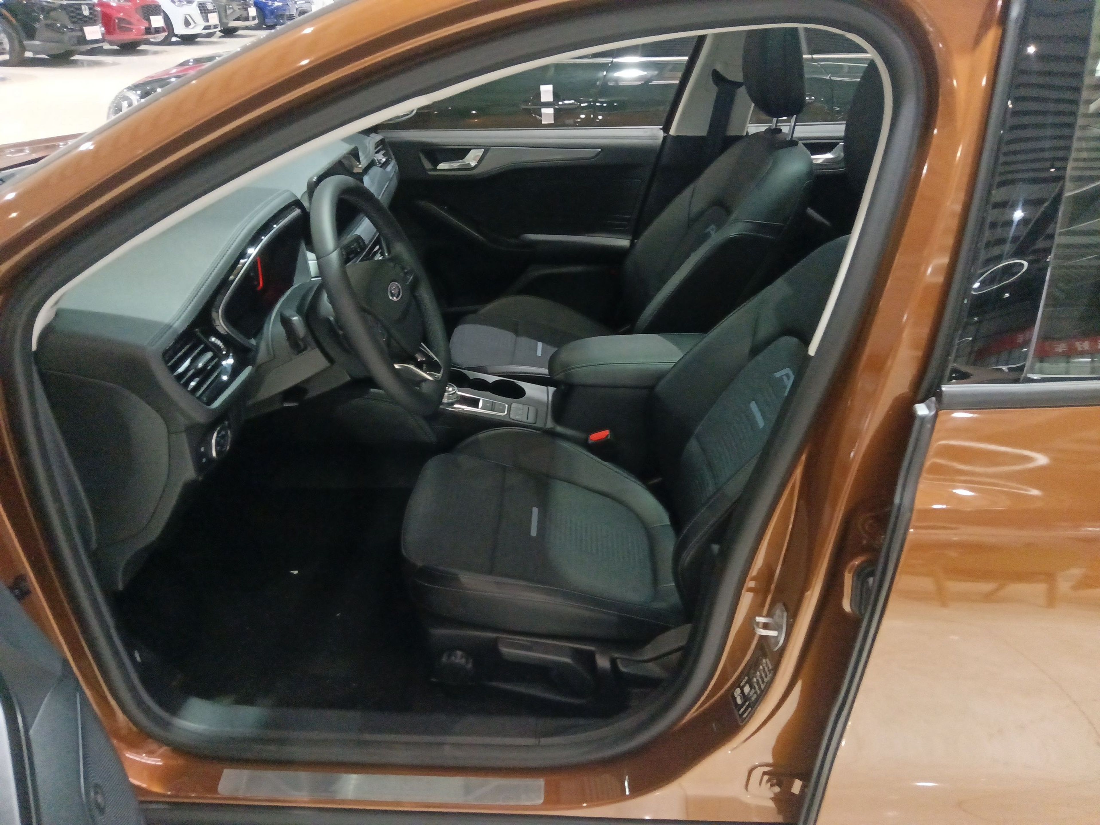 Переднее сиденье в автомобиле