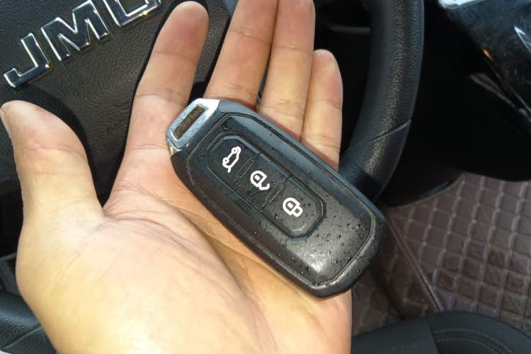 Used JMC Fushun 2023 2.0T Automatic Short-Wheelbase Low-Roof Commercial Van 2/3 Seats with Dual-Opening Tailgate