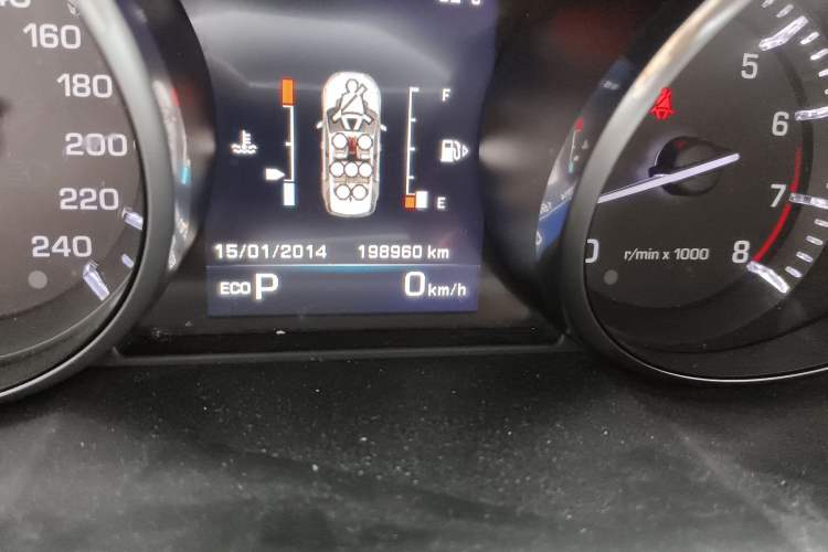 Used Land Rover Discovery Sport 2016 2.0T HSE LUXURY Odometer Close Up