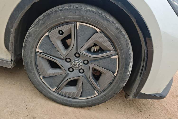 Used Toyota bZ3 2023 517 km Elite PRO Right Front Wheel Hub