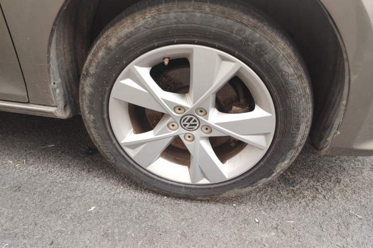 Used Volkswagen Bora 2014 1.6L Automatic Fashion Model Right Front Wheel Hub