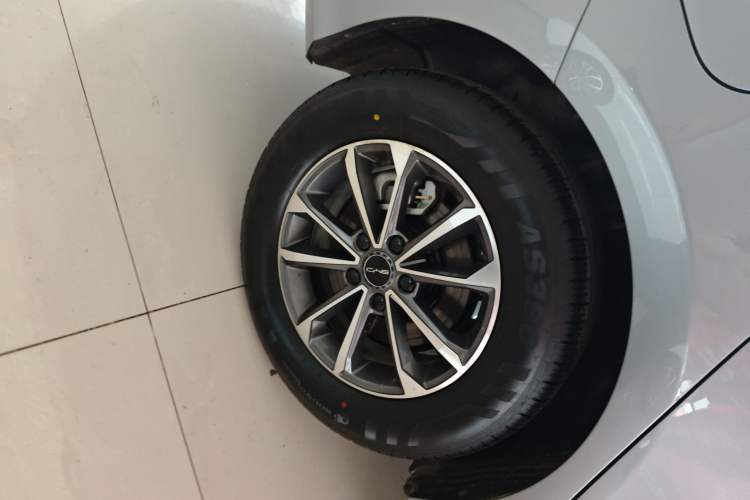 Used BYD Destroyer 05 2024 HONOR Edition DM-i 55KM Luxury Model Right Rear Wheel Hub