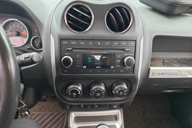 Used Jeep Compass 2013 2.4L four-wheel-drive sport version Audio And AC Panel