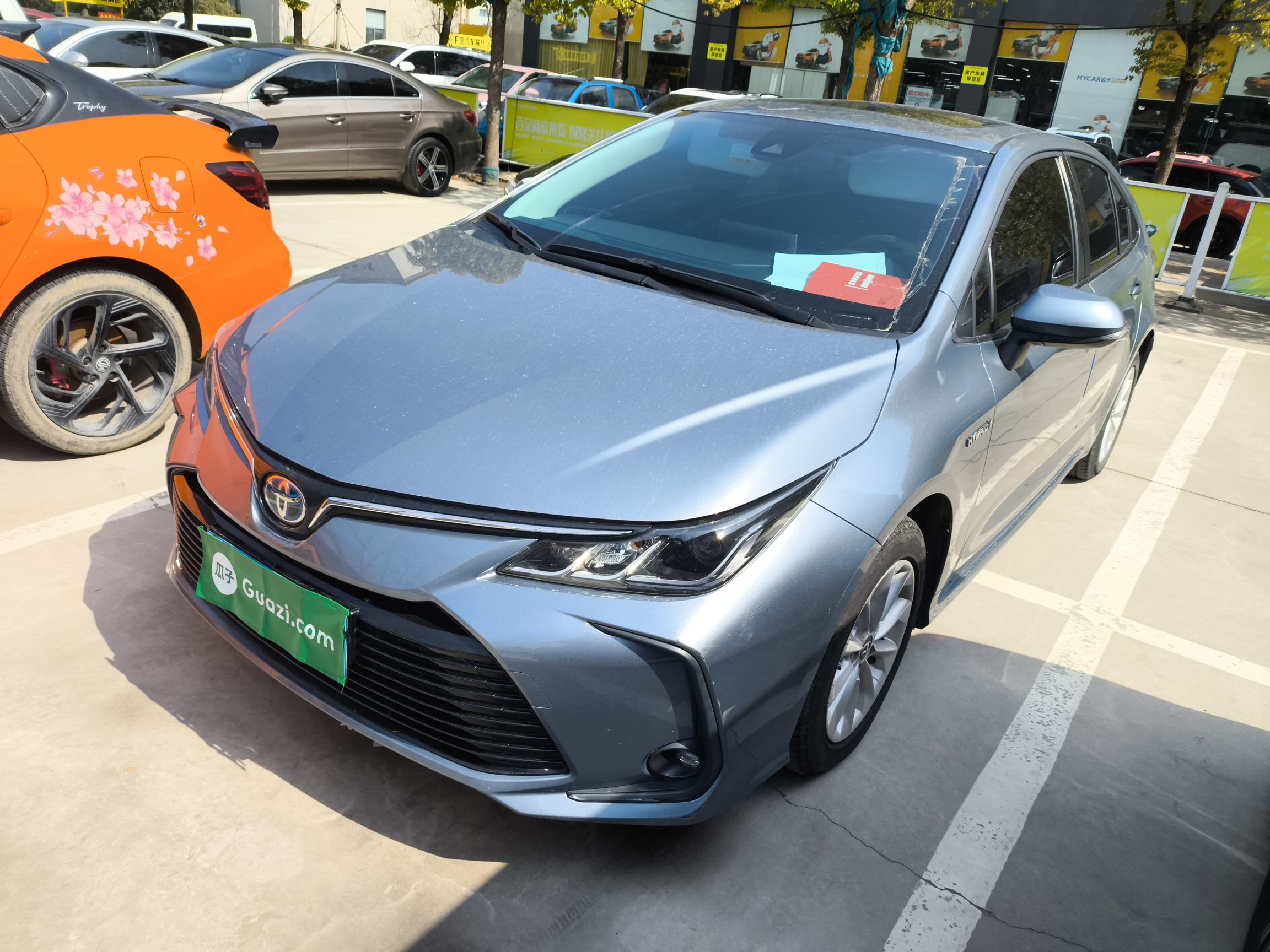 Под передней частью автомобиля