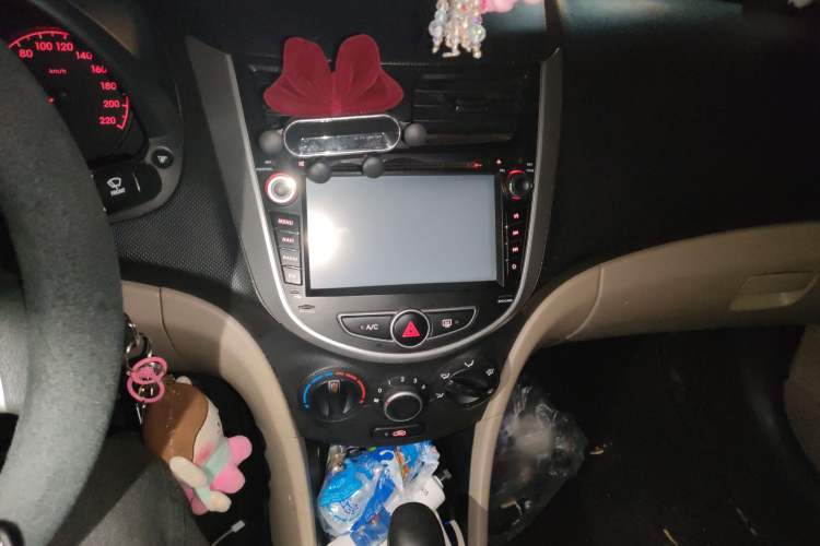 Used Hyundai Verna (older generation) 2014 1.4L Automatic Fashion GS Model Audio And AC Panel