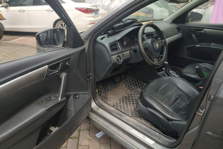 Used Volkswagen Lavida 2013 Revised Version 1.6L Automatic Luxury Edition