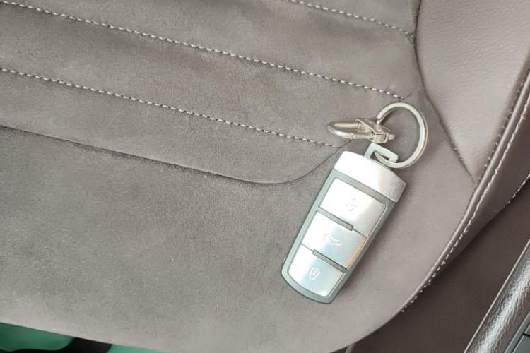 Used Volkswagen Magotan 2012 Travel Edition 2.0 TSI Comfort Version Vehicle Key