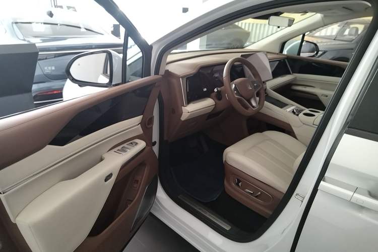 Used BYD Xia 2025 DM-i 1.5T 180km Beyond Edition Interior 3