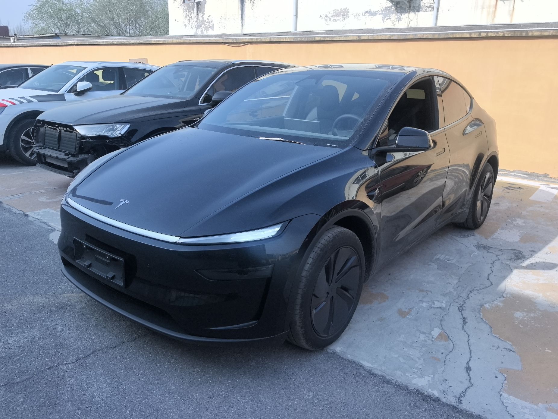 Под передней частью автомобиля