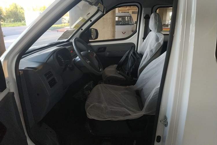 Used Wuling Yangguang 2024 300KM Comfort Version Passenger Van 75kW