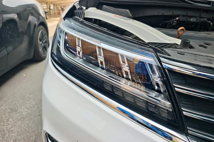 Used Roewe RX5 2016 30T Four-Wheel Drive Automatic Internet Smart Luxury Edition Right Front Headlight