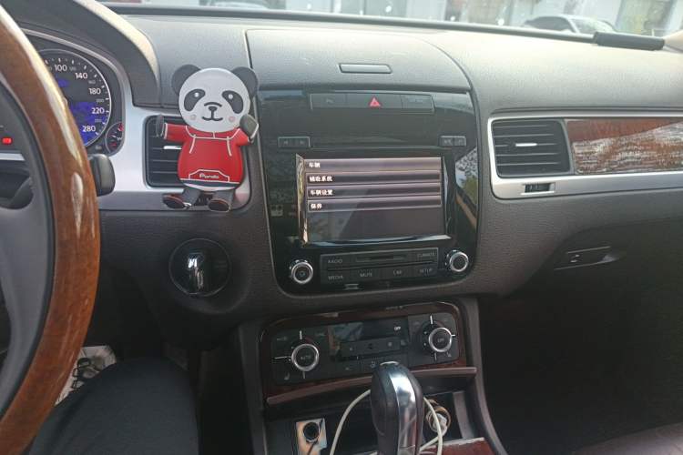 Used Volkswagen Touareg 2011 3.0 TDI Diesel Standard Version Audio And AC Panel