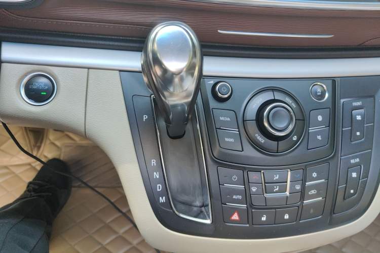 Used Buick GL8 2018 28T Luxury Model China VI Standard Gear Lever