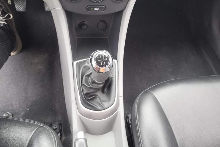 Used Hyundai Verna (older generation) 2014 1.4L Manual Smart GLS Trim Gear Lever