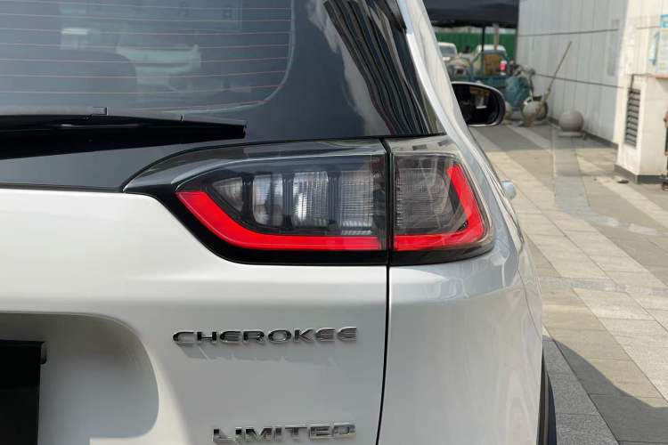 Used Jeep Cherokee 2019 2.0T Two-Wheel Drive Smart Enjoyment Version China VI
