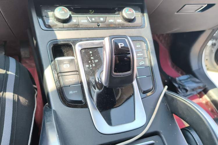 Used Geely Auto Emgrand X7 Sport 2021 Million Edition 1.8TD DCT Two-Wheel Drive Luxury Model Gear Lever