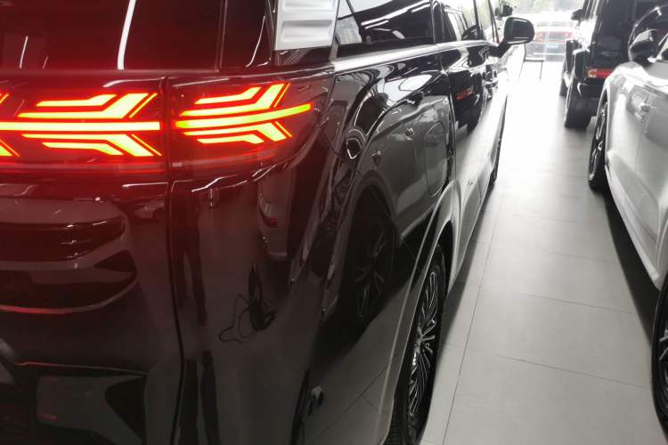 Used Denza D9 2022 DM-i 970 Four-Wheel Drive Prestige Model Right Rear Taillight