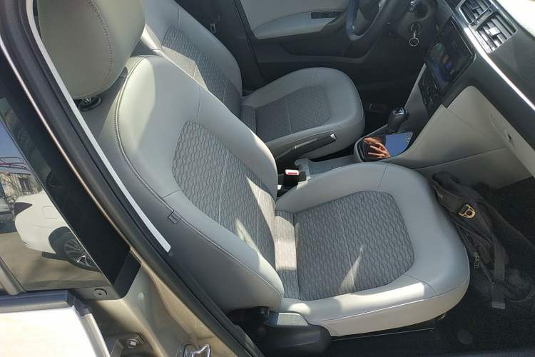 Used Skoda Rapid 2015 1.6L Automatic Smart Selection Model
