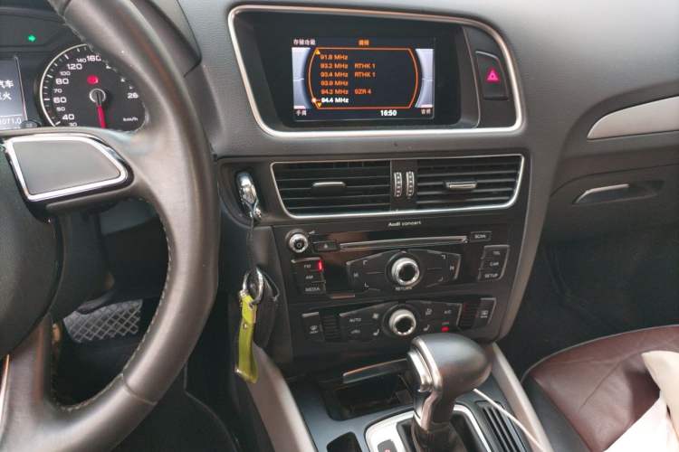Used Audi Q5 2017 Plus 40 TFSI Ambition Model Audio And AC Panel