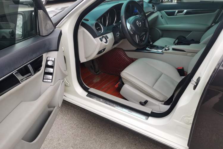Used Mercedes-Benz C-Class 2010 C 180K Classic model