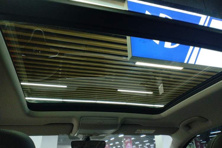 Used Volkswagen Tiguan L 2024 Outstanding Model 330TSI Automatic Two-Wheel Drive R-Line Dragon Glory Edition Headliner