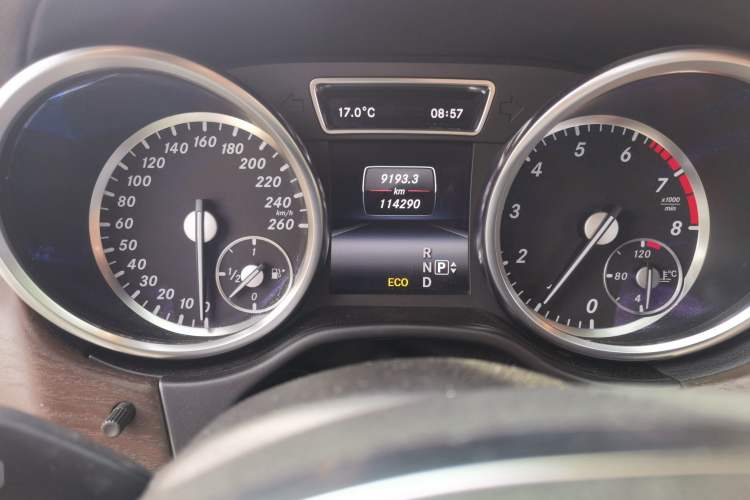Used Mercedes-Benz GL-Class 2015 GL 500 4MATIC Odometer Close Up