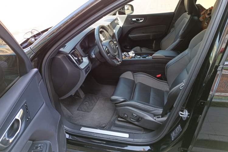 Used Volvo XC60 New Energy 2024 T8 Plug-in Hybrid Long-Range All-Wheel Drive Zhiyuan Polar Night Edition
