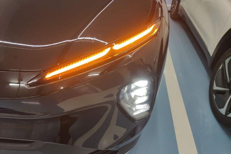 Used Nio ES8 2024 75 kWh Left Front Headlight