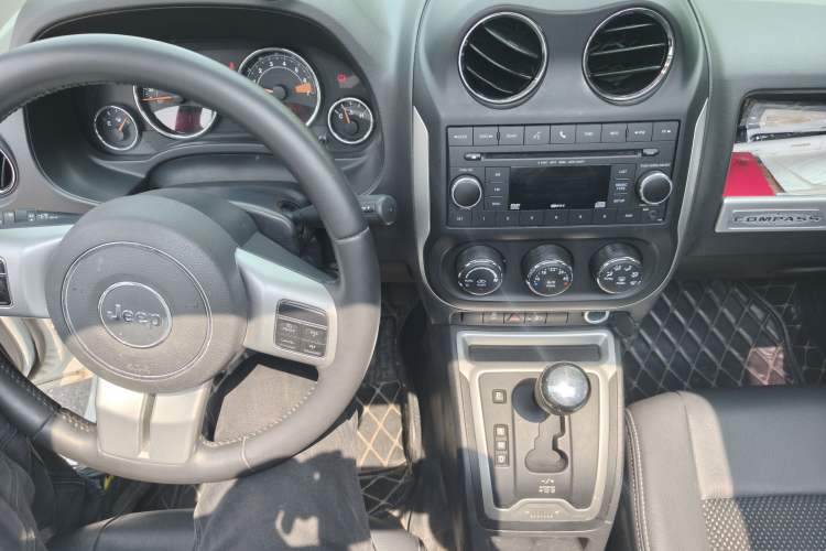 Used Jeep Compass 2014 2.4L four-wheel drive sport version Audio And AC Panel