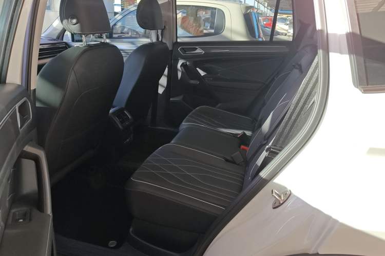 Used Volkswagen Tiguan L 2025 Model Outstanding Version 330TSI Automatic Two-Wheel Drive R-Line Longyao Edition
