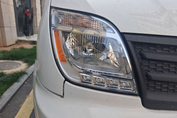 Used SAIC MAXUS Xintu V80 2021 2.0T Manual Classic Aoyuntong 127 PS Mid-axle Mid-roof 6/7/8/9-Seater Right Front Headlight