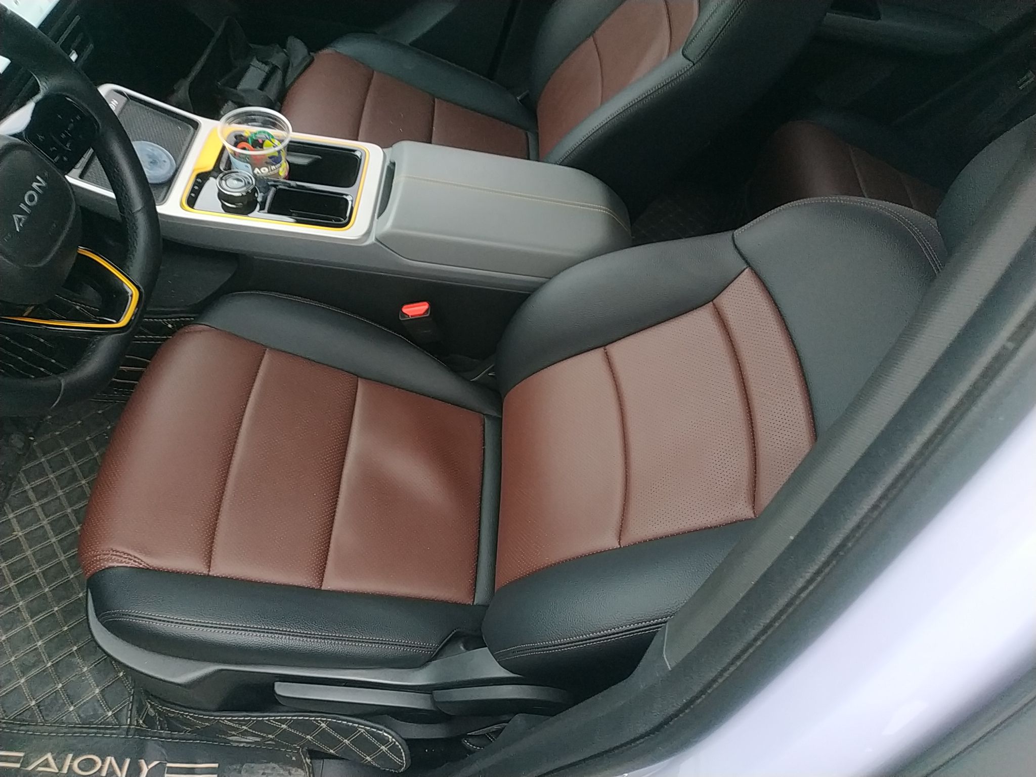 المقاعد الأمامية داخل السيارة