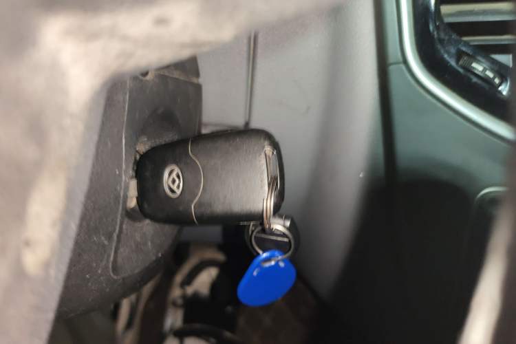 Used SAIC MAXUS Xintu V80 2019 2.5T Classic Edition 6-Speed Manual – Aoyuntong Modified Version Short Wheelbase Mid-Height Roof 5/6 Seats