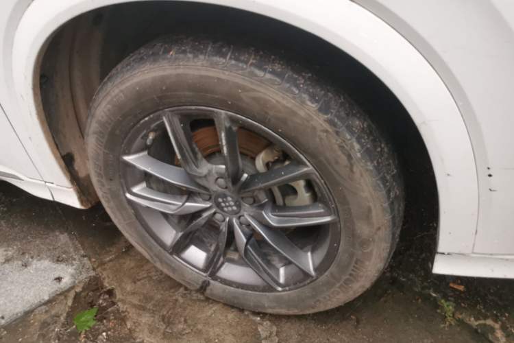 Used Landian E5 2024 Honor Edition 100KM Deluxe 7-Seater Right Front Wheel Hub