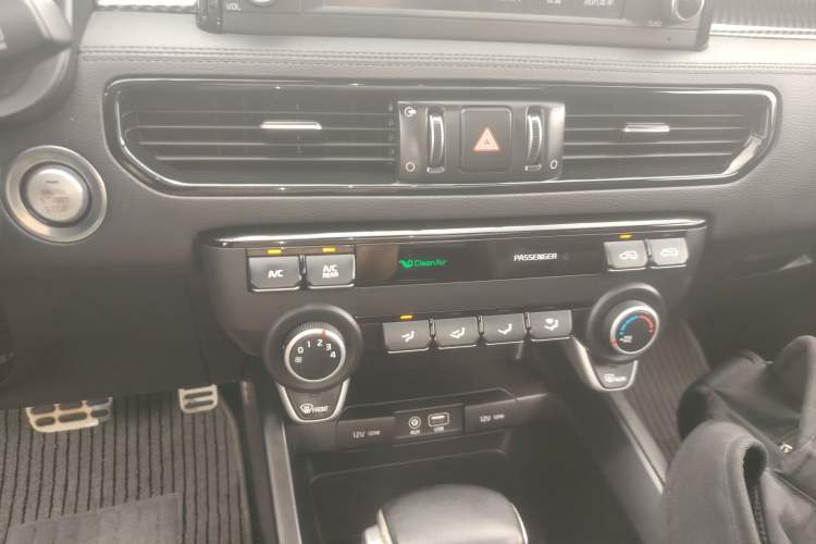 Used Kia KX7 2017 2.0T Automatic Two-Wheel Drive GLS 7-Seater Audio And AC Panel