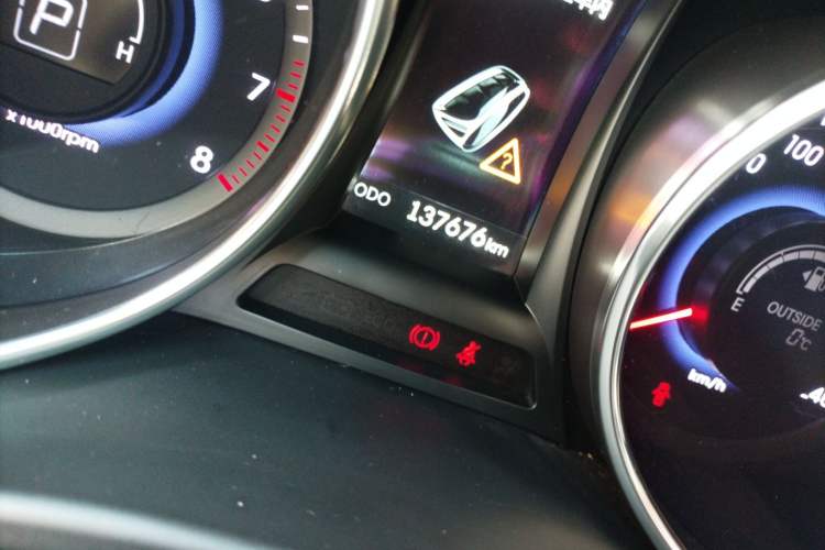 Used Hyundai Grand SantaFe 2013 3.0L 7-Seater Four-Wheel-Drive Comfort Edition Odometer Close Up