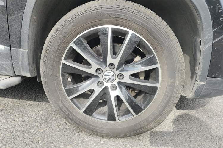 Used Volkswagen Tiguan 2013 1.8 TSI Automatic All-Wheel Drive Luxury Model Right Front Wheel Hub