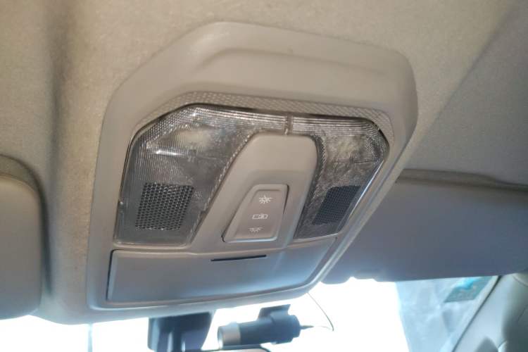 Used SAIC MAXUS T70 2019 2.0T Diesel Manual Two-Wheel Drive Comfort Version with Long Body and High Ground Clearance
