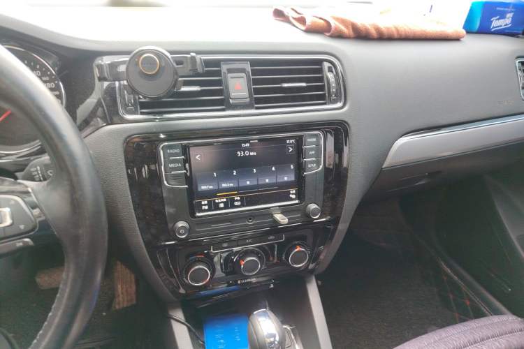 Used Volkswagen Sagitar 2018 1.6L Automatic Comfort Model Audio And AC Panel