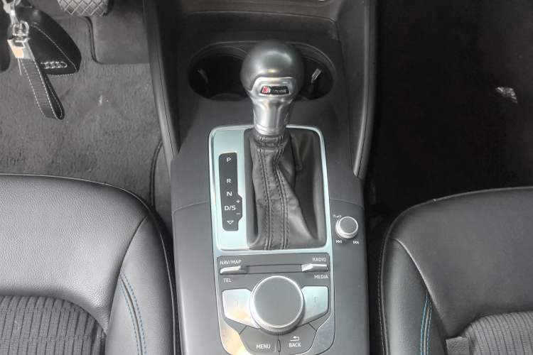 Used Audi A3 2020 Sportback 35 TFSI Fashion Edition China VI Emission Standard Gear Lever