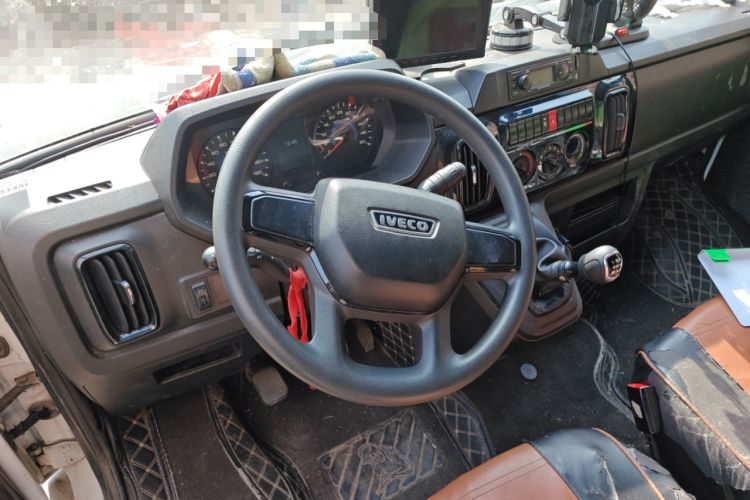 Used Iveco Daily 2023 2.5T V37 Van Long Wheelbase Mid-Roof Design Dual Tires Side-Swing Doors 2-3 Seater