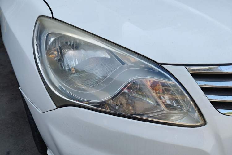 Used Hyundai Celesta 2011 1.6L Automatic Comfort Edition Right Front Headlight