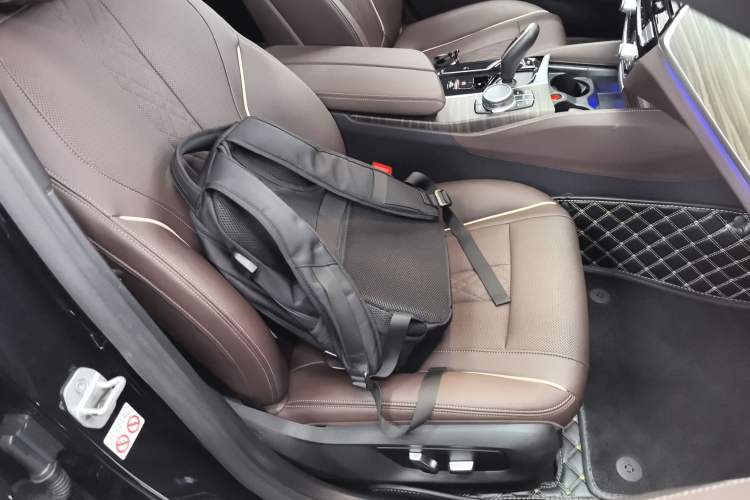 Used BMW 5 Series 2022 Restyled 530Li Leading Edition M Sport Package Right Front Seat