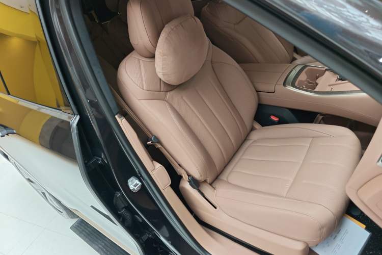 Used ONVO Luxeed L90 2025 Model—Ultra Six-Seater Version
