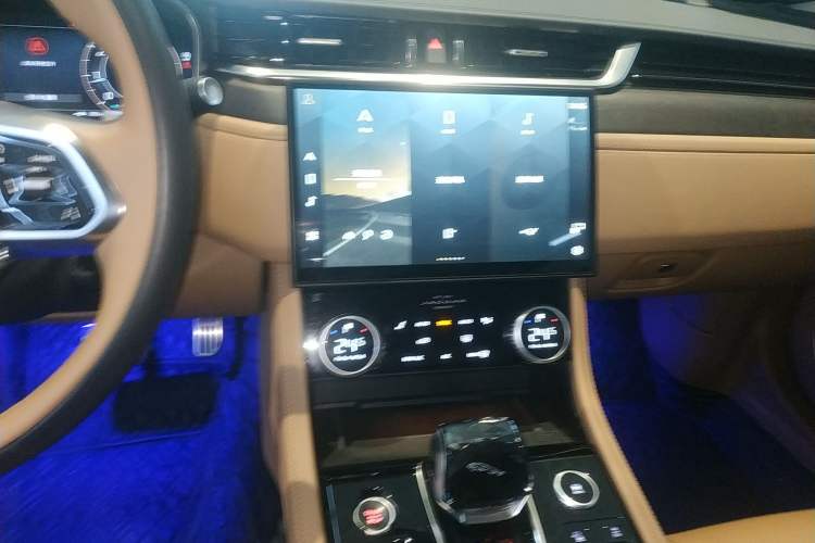 Used Jaguar XFL 2023 XFL 2.0T P250 Two-Wheel-Drive Luxury Deluxe Edition Audio And AC Panel